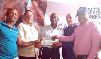 Gobierno entrega 31.7 millones a productores de banano orgánico de Azua.