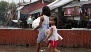 Tres muertos y miles de evacuados en Filipinas por el tifón más potente de 2013