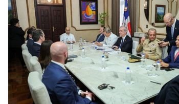 Abinader recibe al secretario de Defensa de EE.UU. en el Palacio Nacional