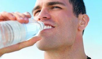 Un mito: ¡Beber agua en ayunas elimina las grasas que nos sobran!. 