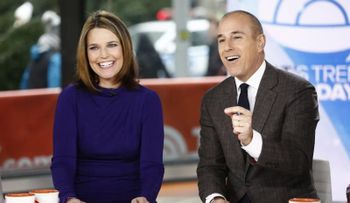  Savannah Guthrie con voz entrecortada anuncia despido de Matt Lauer, tras acusación por acoso