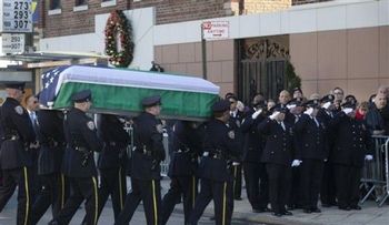 Comienza funeral de policía hispano de NY 