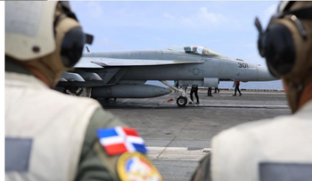 Autoridades dominicanas visitan el portaviones USS Nimitz