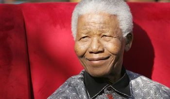 Mandela, crítico, pasa la primera noche en su casa, convertida en un hospital 