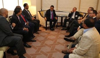 Danilo Medina se reúne en NY con presidente AES, líderes evangélicos y senador estatal