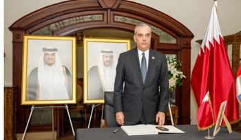 Abinader firma libro de condolencias por fallecimiento del Emir Padre de Catar