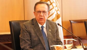 Valdez Albizu analiza con banqueros situación económica ante incertidumbre mundial