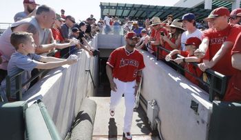 La impulsada 2,000 de Pujols: fanático no devolverá la pelota y jugador advierte no pagará ni un peso por ella