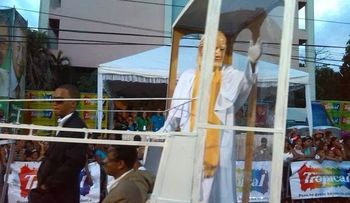 Comparsa simula personajes del Vaticano en cierre Carnaval DN 2014 