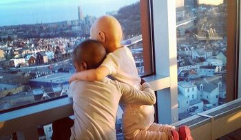 El mundo conmovido por fraterno abrazo entre dos niñas enfermas de cáncer