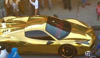 Robinson Canó se pasea en su Ferrari de oro (Video)