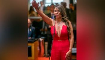 La diputada Ana Paula, que armó un escándalo con su escote, exige castigar a quienes las criticaron