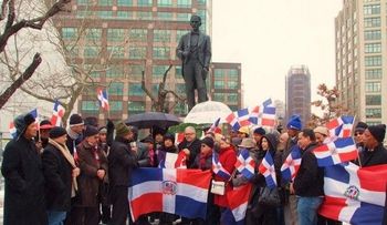 Dominicanos depositan ofrendas florales ante la estatua de Duarte en NY