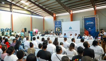 Presidente Abinader almuerza con jóvenes de la circunscripción 3 del DN; garantiza buscar soluciones a problemas planteados