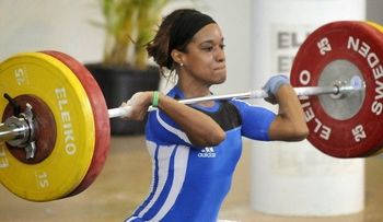 Dominicana Yuderkis Contreras obtiene plata en arranque pesas y se lesiona