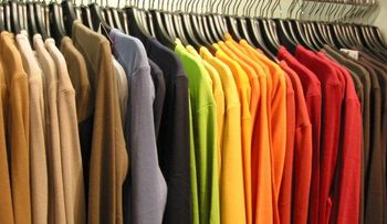 Cómo planchar su ropa sin una plancha