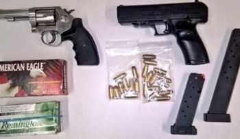 Policía de Brooklyn incauta armas de fuego durante un allanamiento a una vivienda