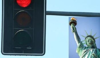 Cancelarán matrícula vehículos en NY tengan cinco violaciones luz roja de cámara