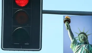 Cancelarán matrícula vehículos en NY tengan cinco violaciones luz roja de cámara