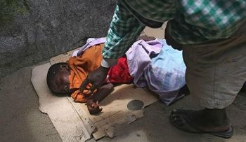 Un niño con ébola tirado en una calle en Liberia conmocionan al mundo  