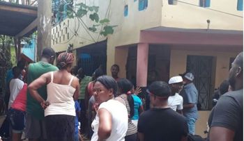 Consternación por tres niños encontrados muertos en una casa; luego aparece otro de una mujer en un closet