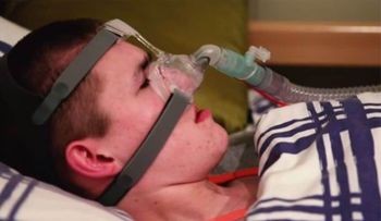 Liam Derbyshire; con una terrible enfermedad que morirá si se queda dormido