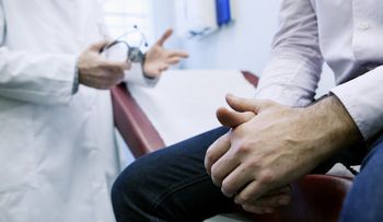 Vigilar el cáncer de próstata es tan efectivo como la cirugía o radioterapia