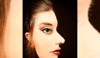 Esta mujer esta de frente o de lado?