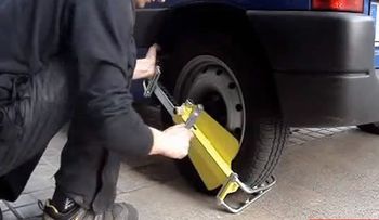 Amet pone candado a vehículos mal estacionados