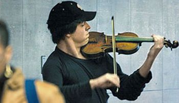 Logran aliviar el cáncer a niños tocando violín y maracas
