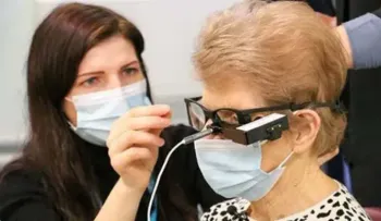 Mujer de 88 años recibe el primer implante de chip biónico en el ojo en R. Unido