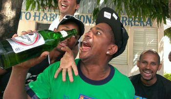 Beber mucho no significa ser alcohólico
