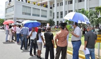 Ingenieros hacen largas filas participar concurso para construcción de 56 hospitales