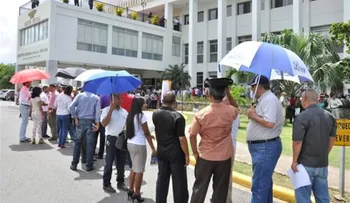 Ingenieros hacen largas filas participar concurso para construcción de 56 hospitales