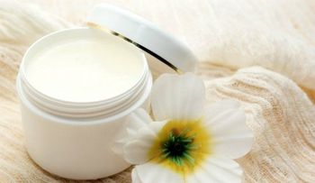 Trucos de belleza con vaselina; con humectante y bálsamo; para evitar salpullidos; exfoliante