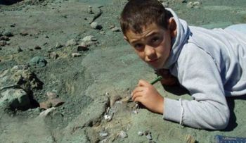 Mientras jugaba, este niño encontró algo capaz de cambiar los libros de ciencias naturales
