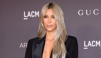 Kim Kardashian deja que su hija le tome una foto en topless y así reaccionó internet
