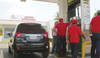 Gobierno vuelve a bajar los precios de las gasolinas