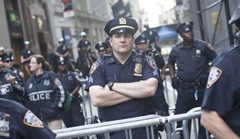 Solicitan aumenten mil nuevos policías en NY para enfrentar la violencia 