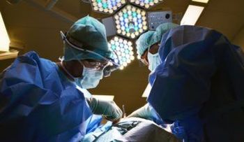 El consumo de comida rápida llevó doctores a descubrir que la mujer tenía un cáncer intestinal