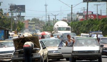 En Santiago, chóferes marchan contra altos precios combustibles