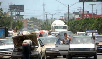 En Santiago, chóferes marchan contra altos precios combustibles