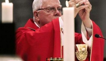 Muere cardenal Bernard Law, símbolo del escándalo de abusos sexuales en la Iglesia católica