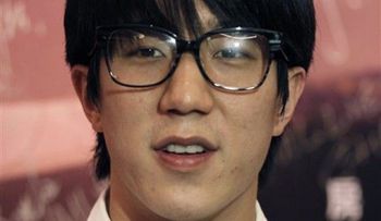 Jackie Chan avergonzado por cargos contra su hijo 