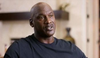 ¿Por qué Michael Jordan tiene los ojos amarillentos?