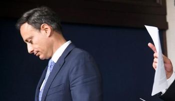 Jean Alain con los ojos llorosos y cabizbajo, tras ser condenado a 18 meses de prisión preventiva; tuvo un encontronazo con Yeni Berenice 