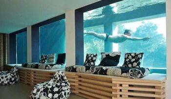 La alquilan a USD1.000 por noche; increíble casa atravesada por una piscina en Francia