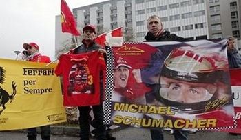 Aficionados homenajean frente a hospital a Schumacher por su cumpleaños