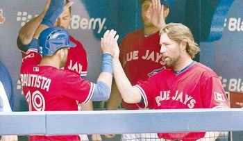 Dickey se luce en la lomita, Reyes con el madero y Toronto triunfa 