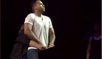 Fanática agarra entrepiernas a Romeo Santos durante concierto en Miami